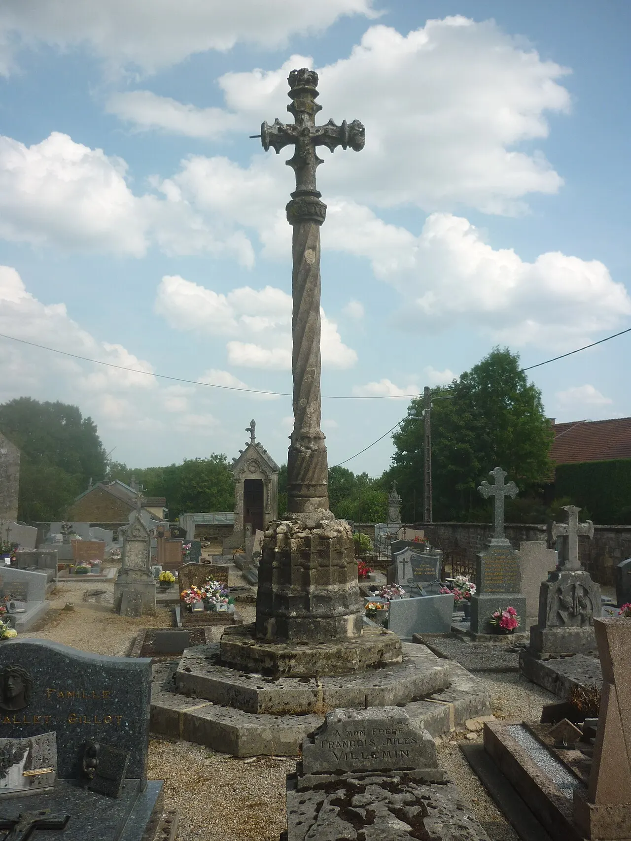 Croix de cimetière dans le cimetière de Montlandon