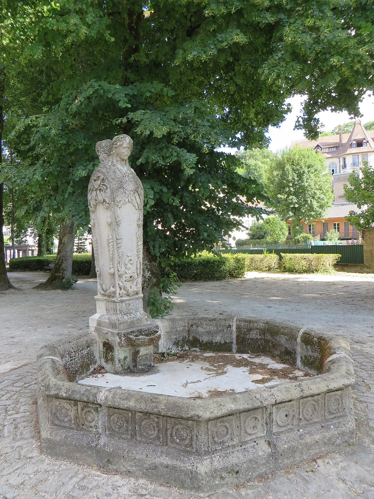 Ruines gallo-romaines situées dans le parc de l’établissement thermal