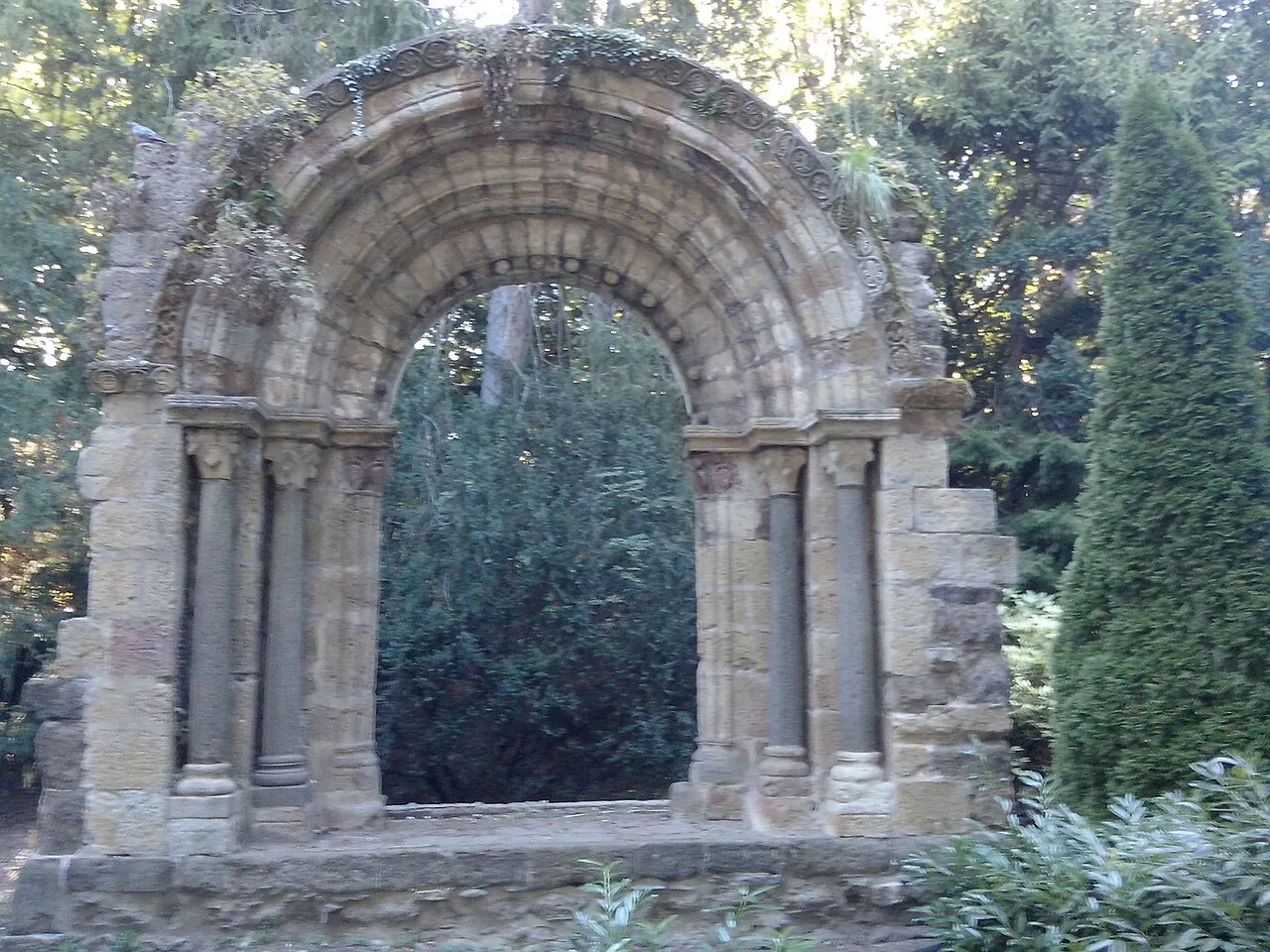 Portail roman provenant de l’abbaye de Vorey