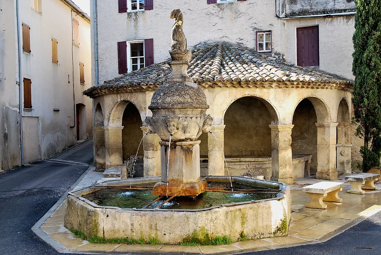 Fontaine et vieux lavoir à arcades