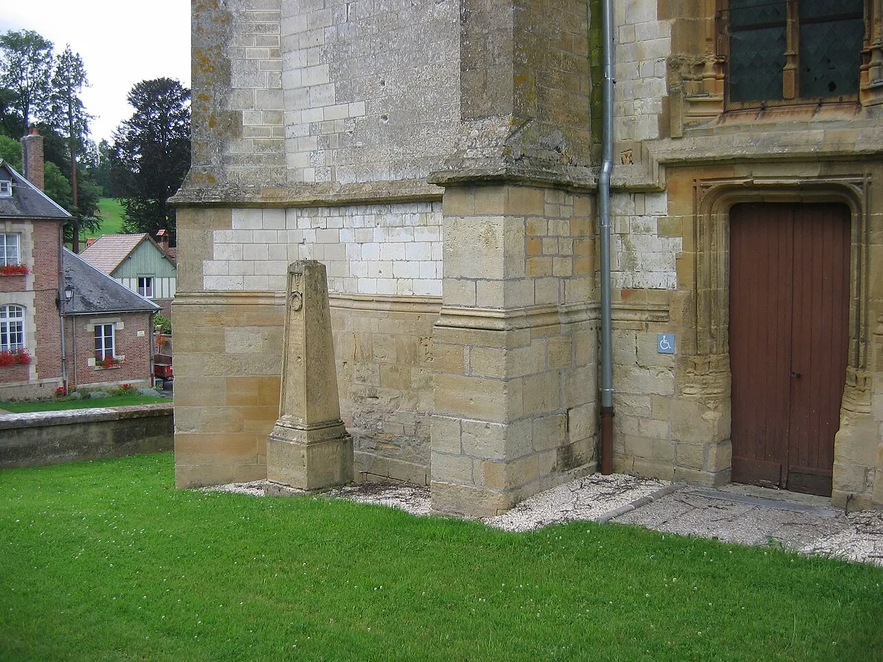 Cimetière désaffecté entourant l’église