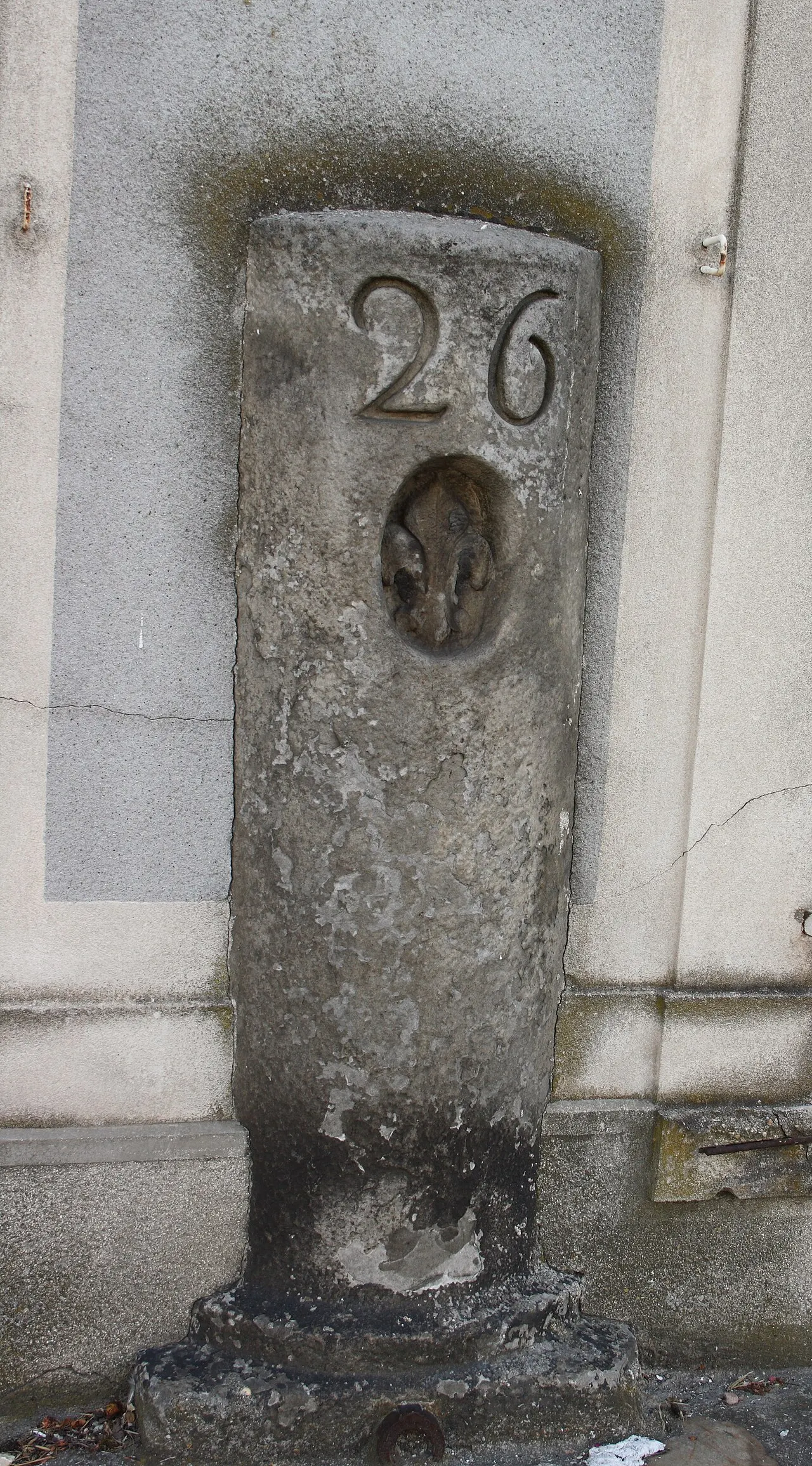 Bornes à fleur de lys n°s 25 et 26