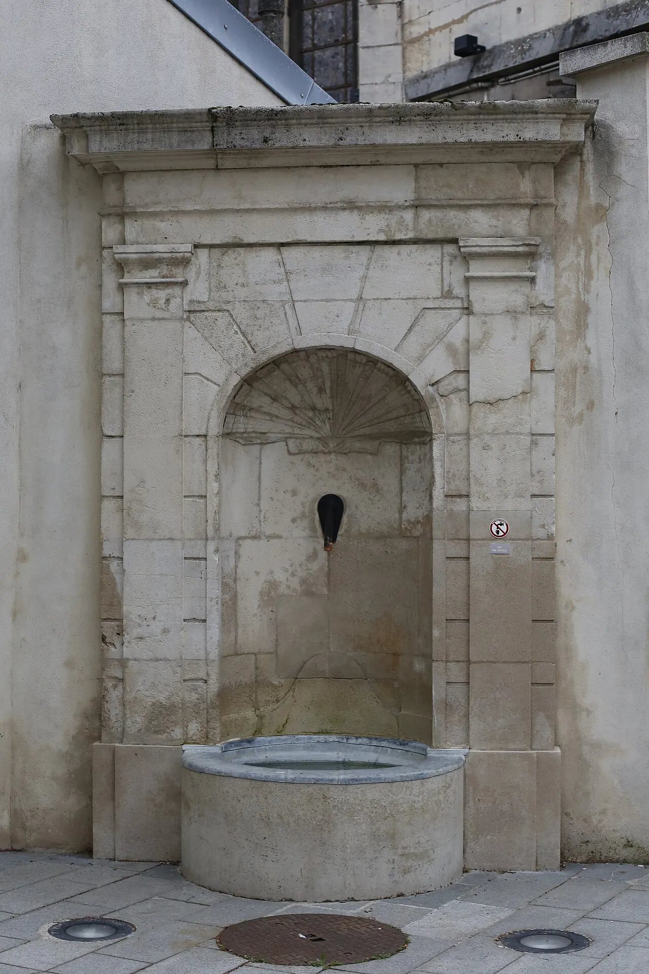 Fontaine avec sa vasque (ancienne)