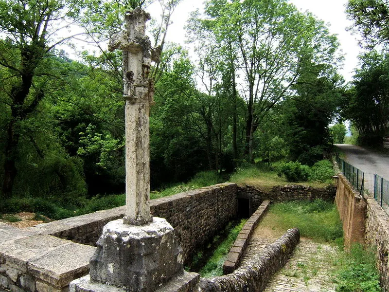 Croix en Pierre A Lanuejols