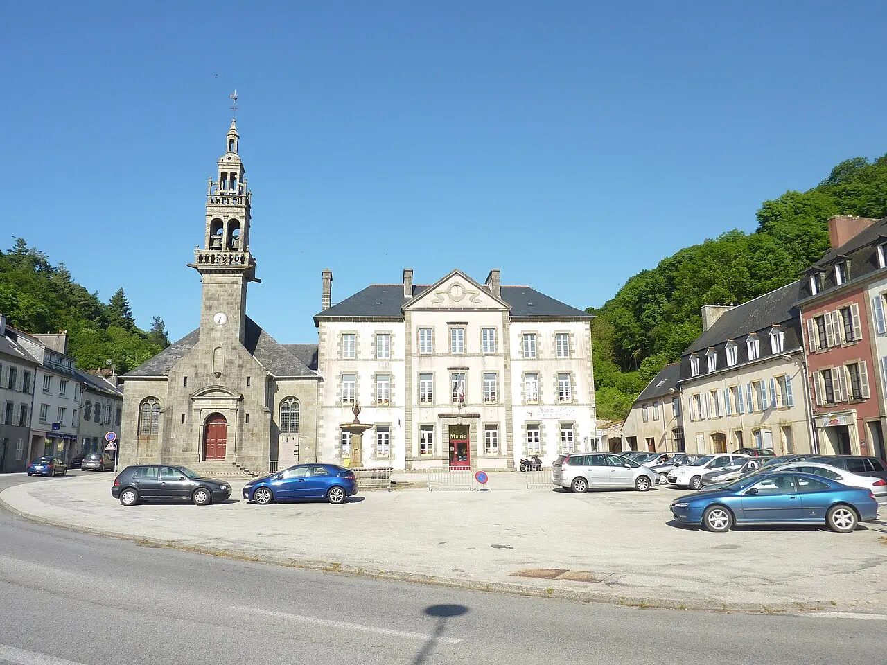Mairie-école, église Saint-Nicolas, la fontaine et le poste de douane