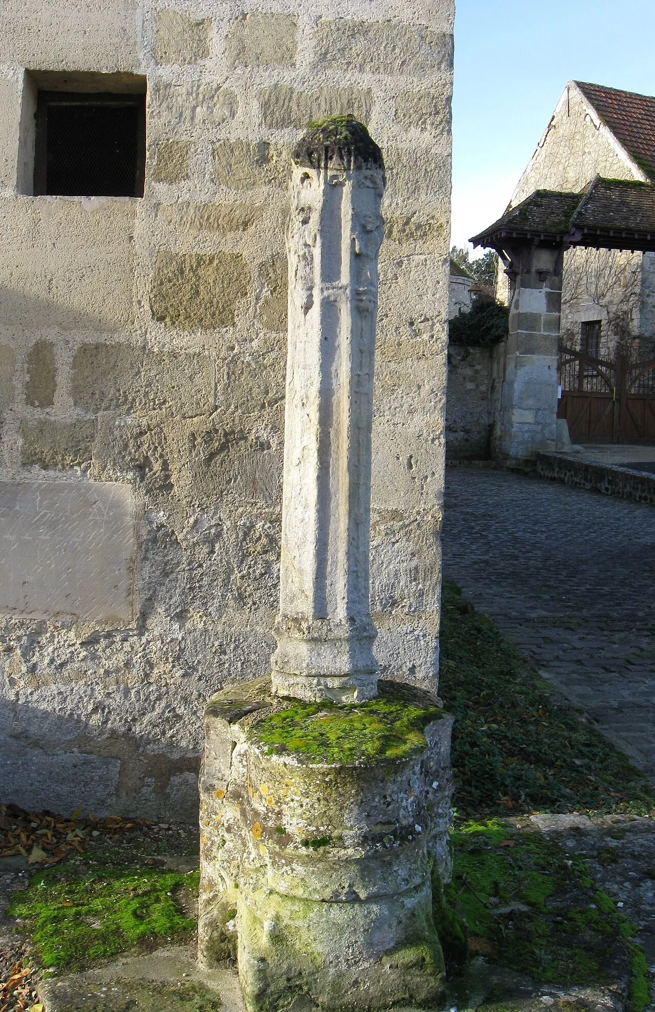 Croix près de l’église