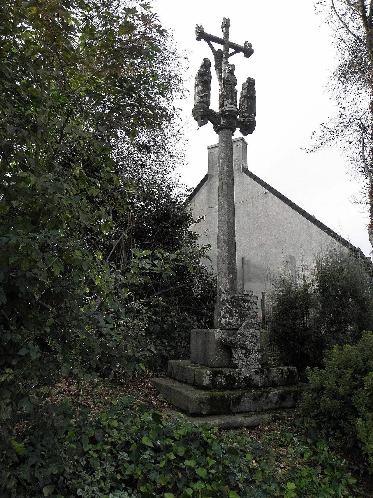 Croix de chemin en pierre de Lambader