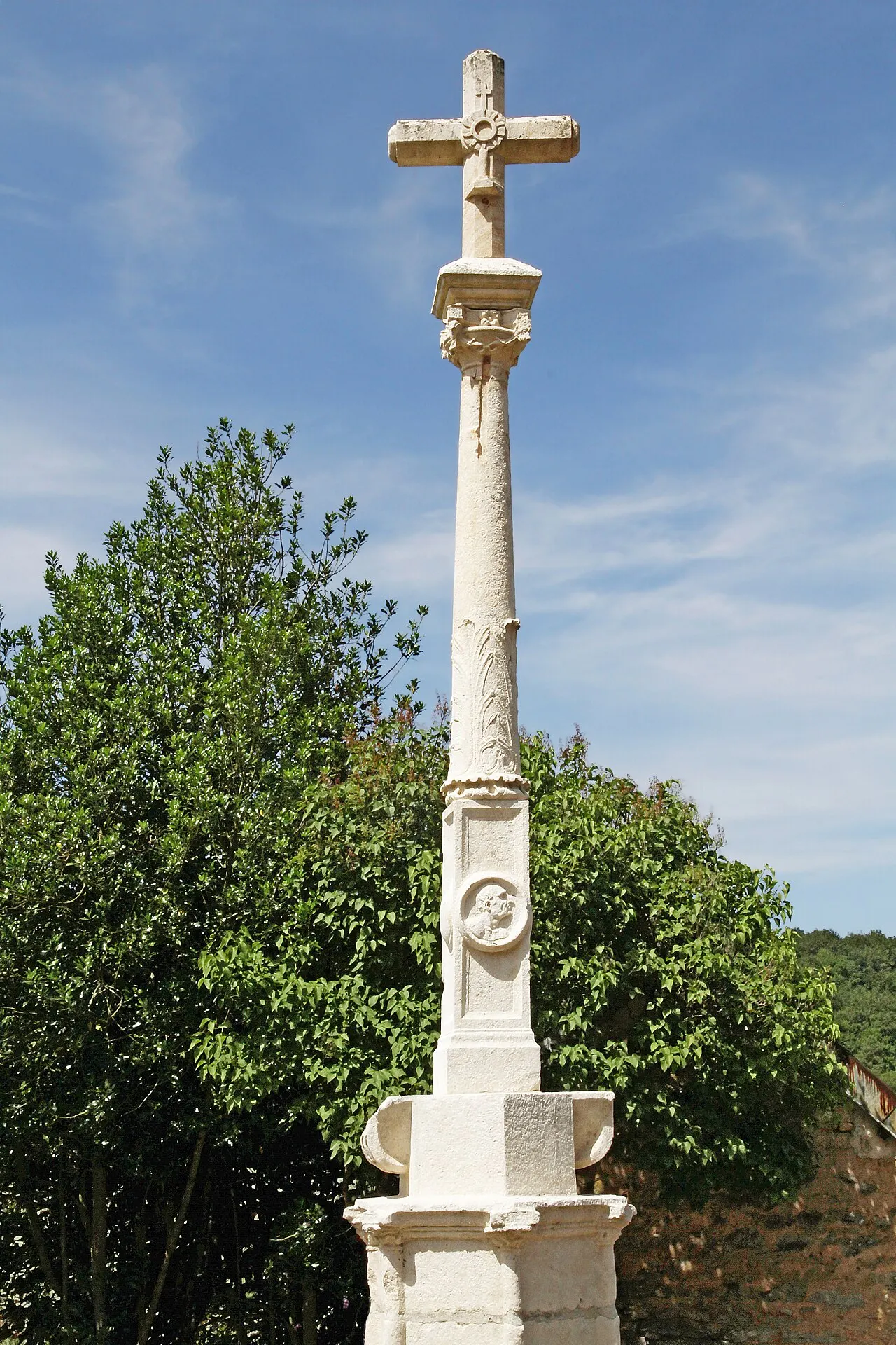 Croix du village de Châtellenot