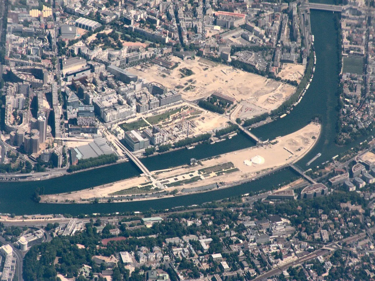 Large : le centre d’art contemporain de l’Île Seguin