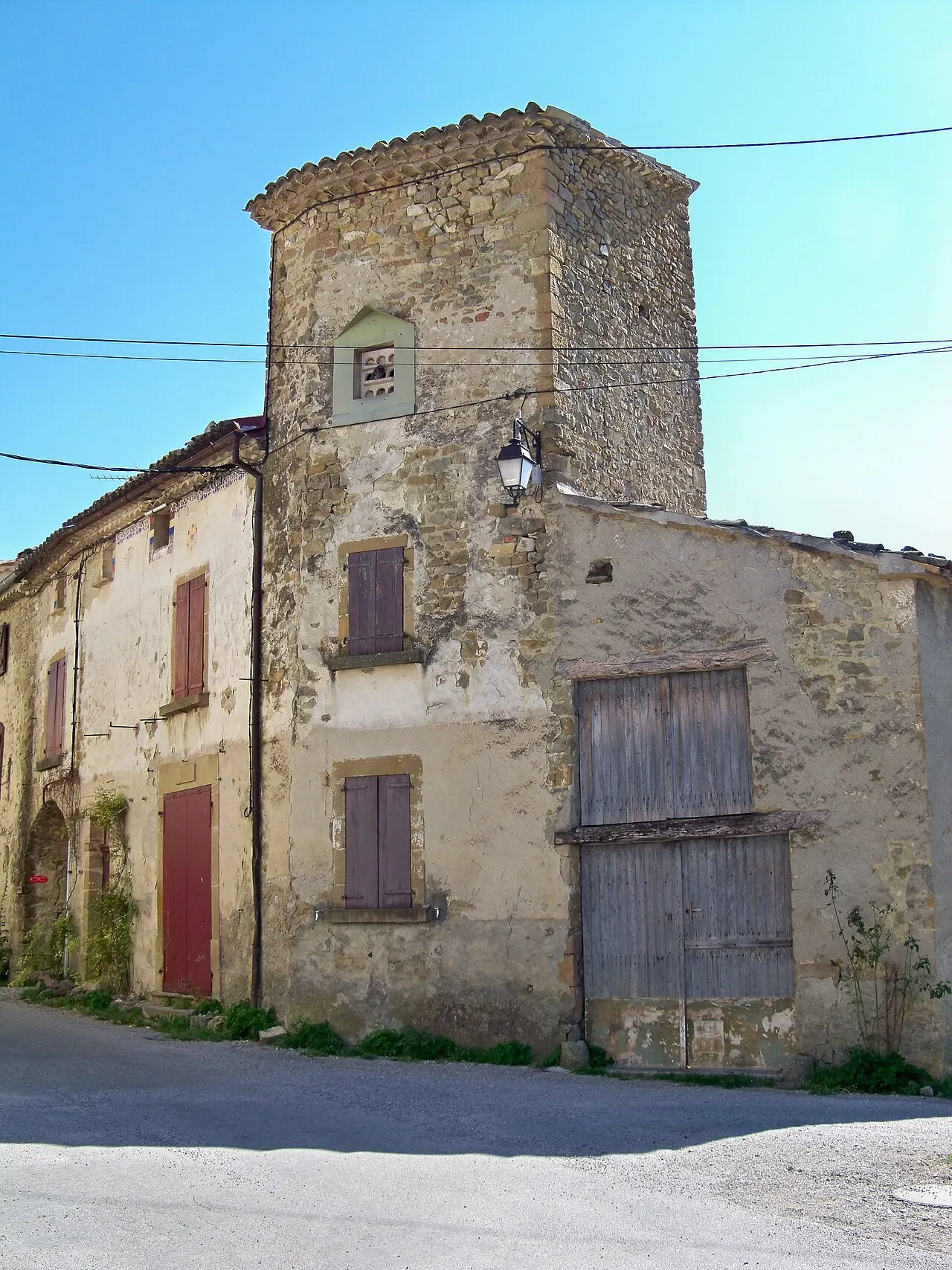 Tour carrée et immeuble qui la jouxte