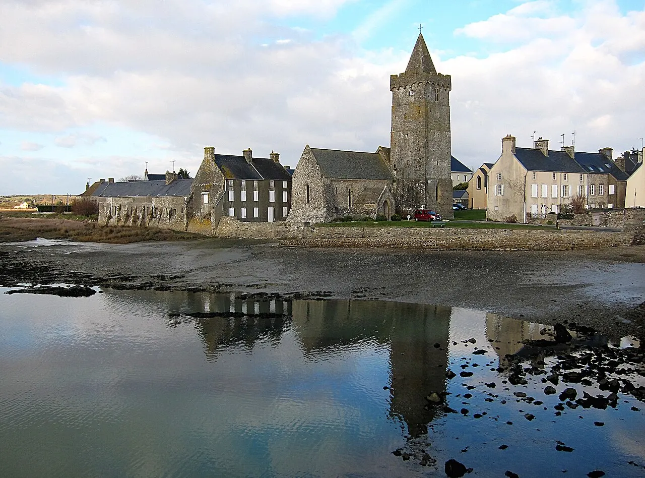Église Notre-Dame de Port-Bail et Baptistère