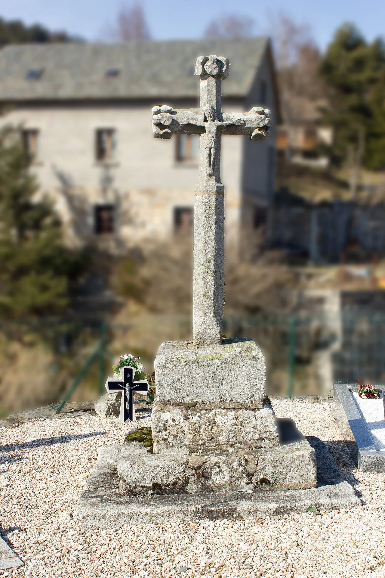 Croix Dans le Cimetiere de Saint-Juery