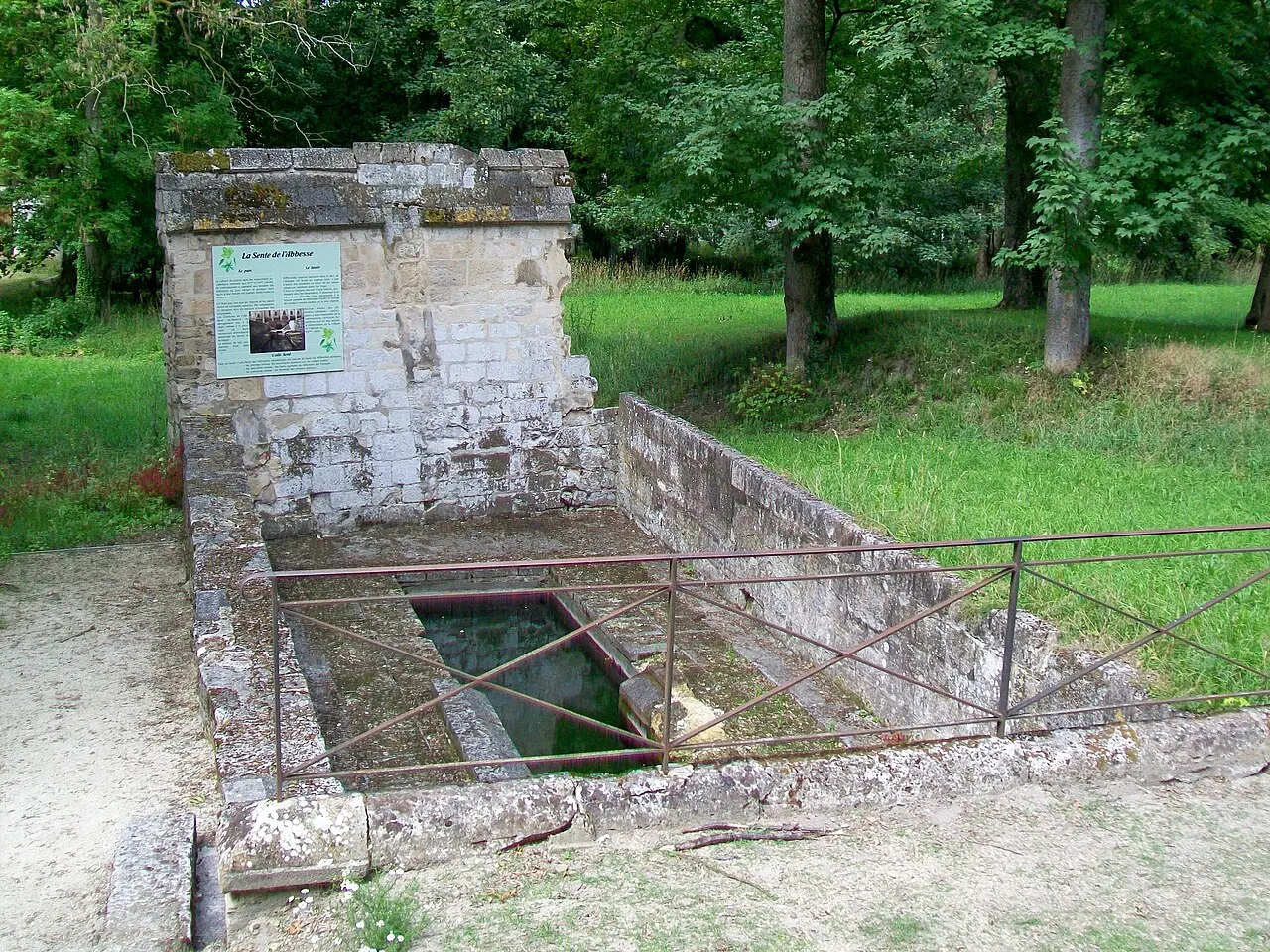 Fontaine couverte de l’abbaye du Moncel à Pontpoint