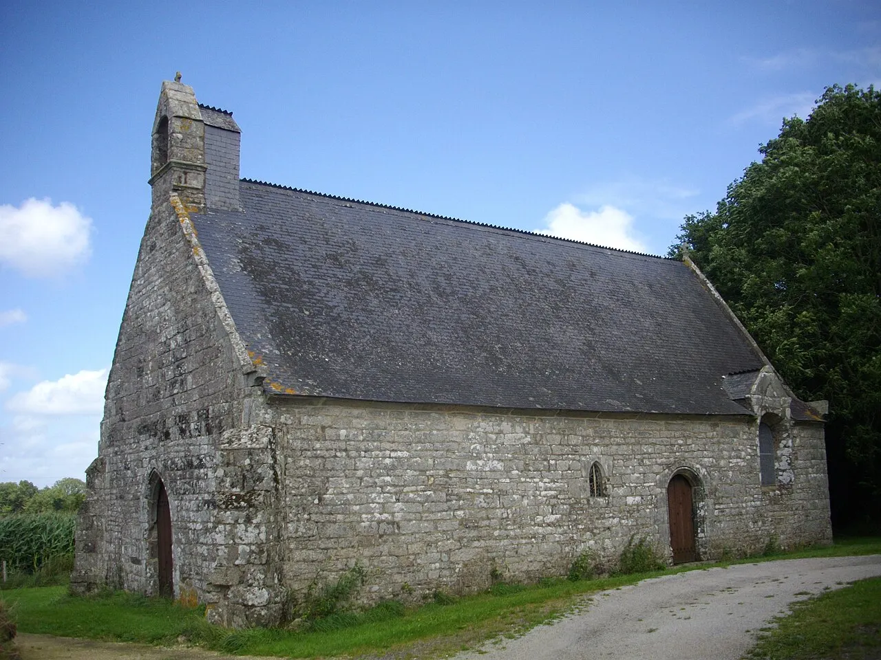Chapelle Saint-Clément et croix monolithe sur le placître