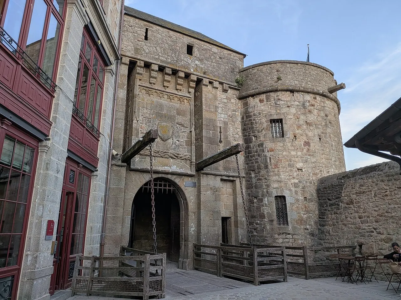 Local abritant le bureau de Tabac situé sous l’escalier de la porte du Roi