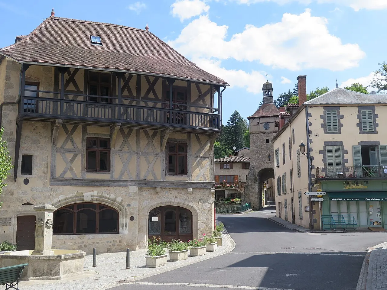 Maison à pans de bois à étage en encorbellement