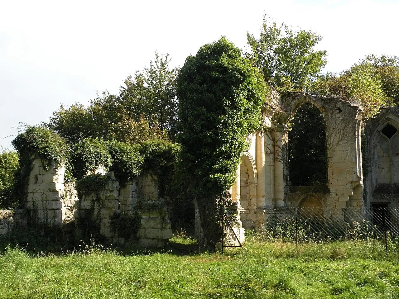 Ancien prieuré de Saint-Pierre-en-Chastres