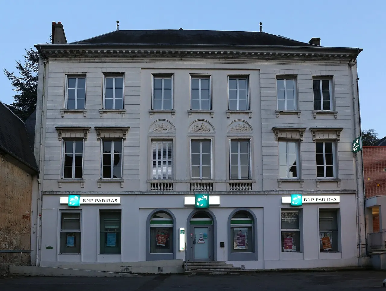 Tissage de mouchoirs en coton et hôtel Auguste Fauquet, actuellement banque.