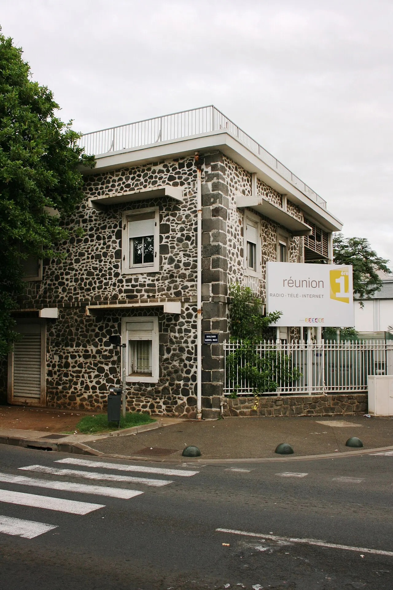 Ancienne caserne d’artillerie abritant aujourd’hui Radio France Outremer (RFO)