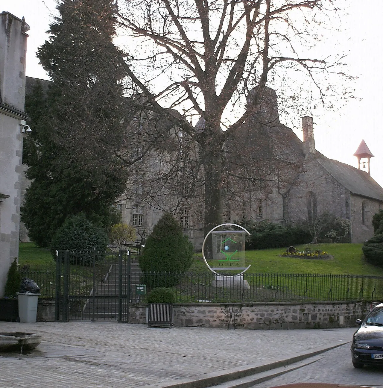 Ancien Hôtel des Moneyroux, appelé improprement ancien château des Comtes de la Marche, actuellement siège du Conseil général