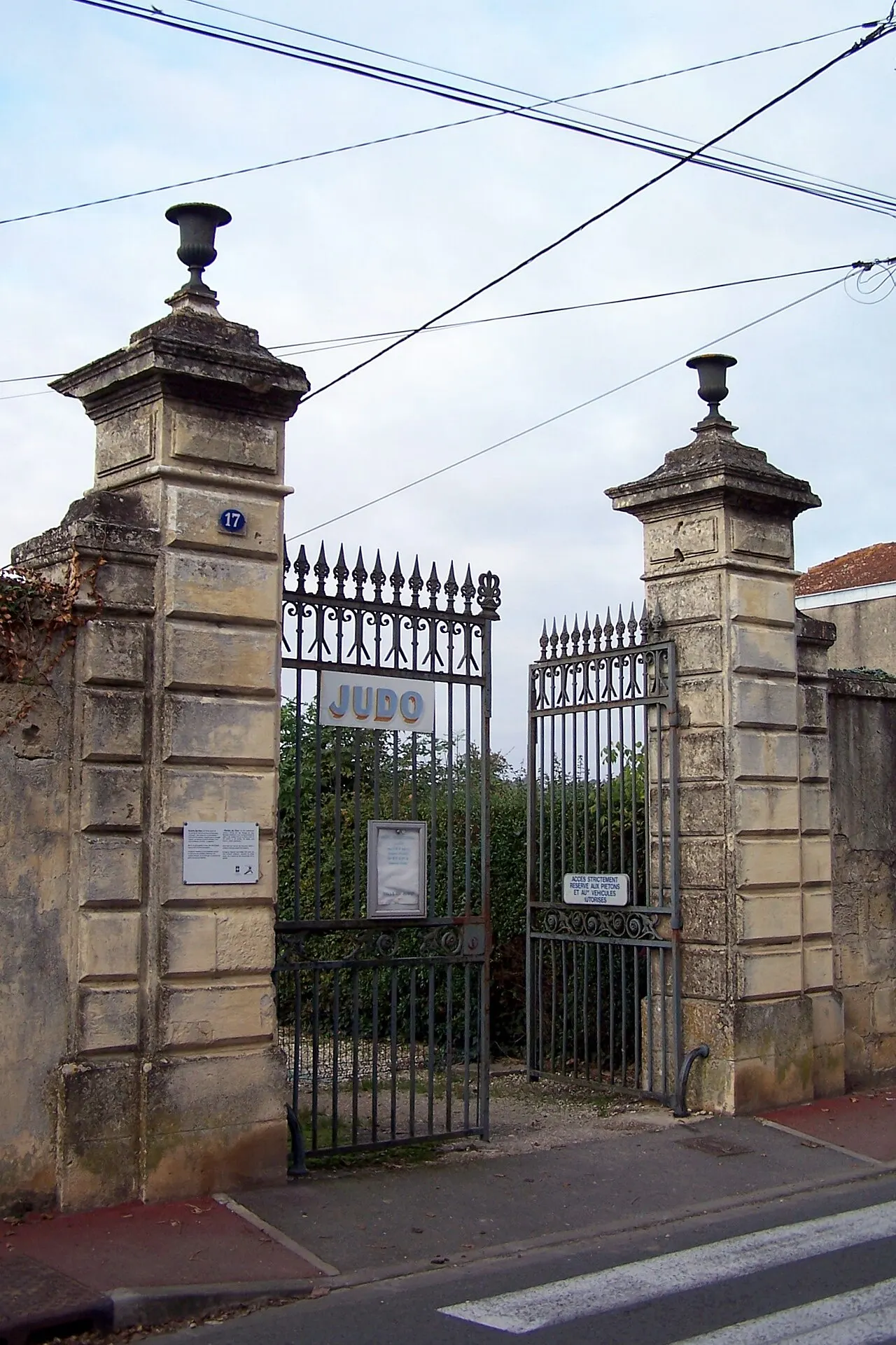 Ancienne porte du potager des Ducs d’Epernon.