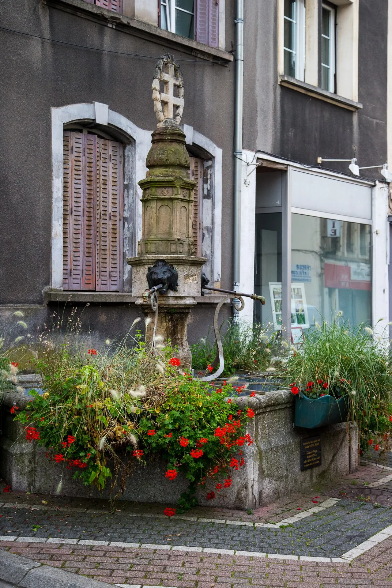 Fontaine devant l’immeuble