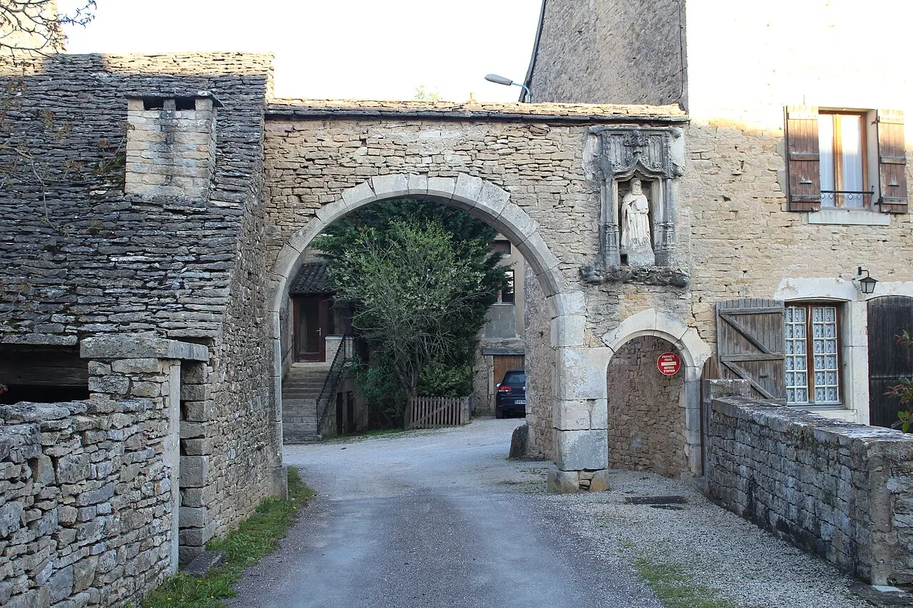 Porte avec niche et statue