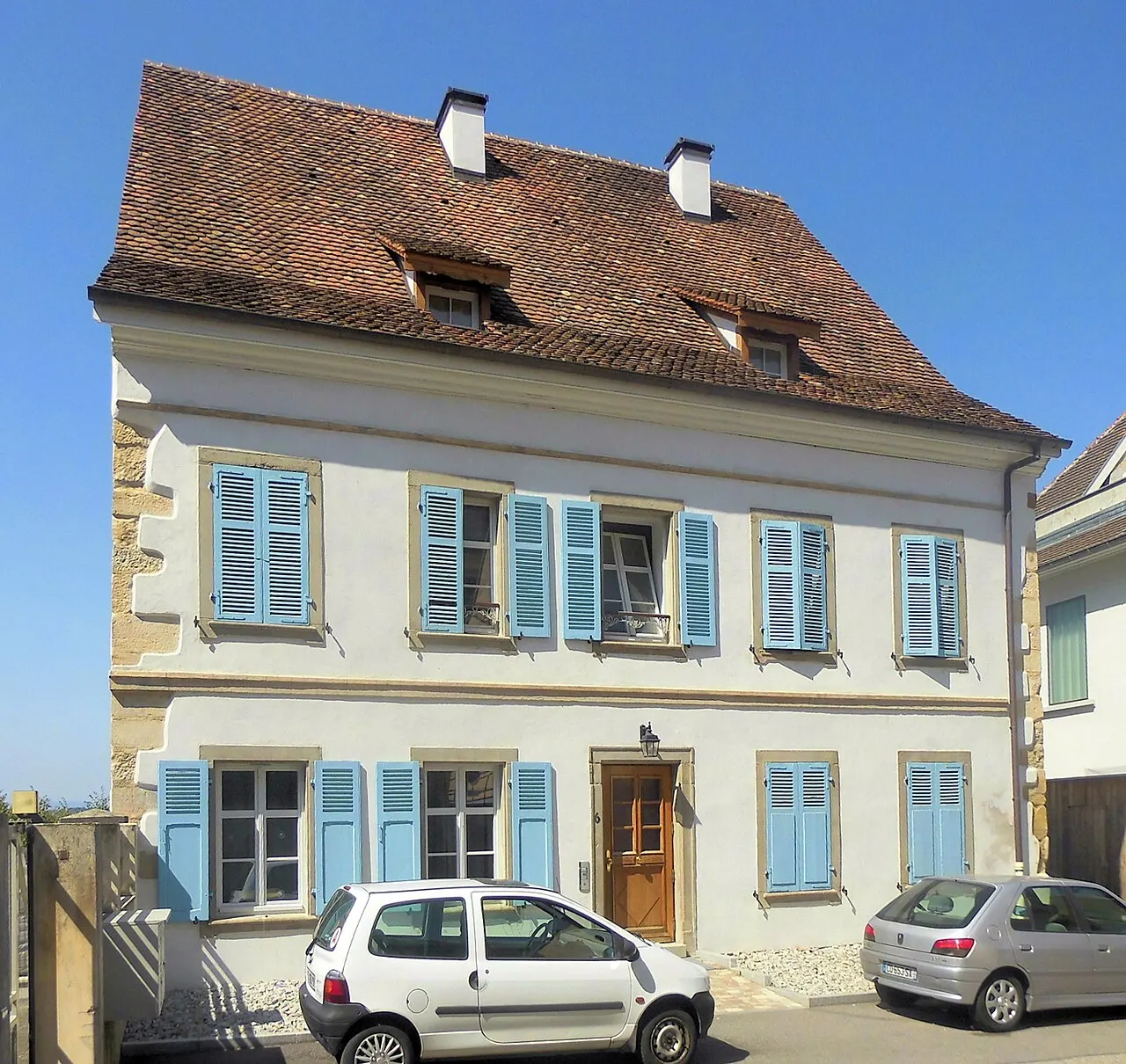 Maison et tour sur la muraille