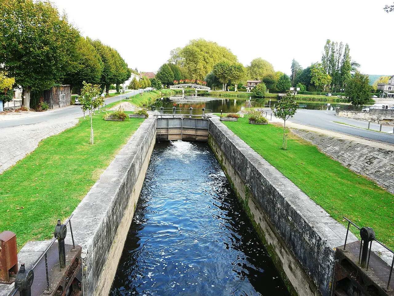 Canal de Lalinde (écluse, y compris l’aqueduc et le canal de communication des biefs, le pont supérieur qui lui fait suite et le bassin de chargement avec sa cale de radoub)