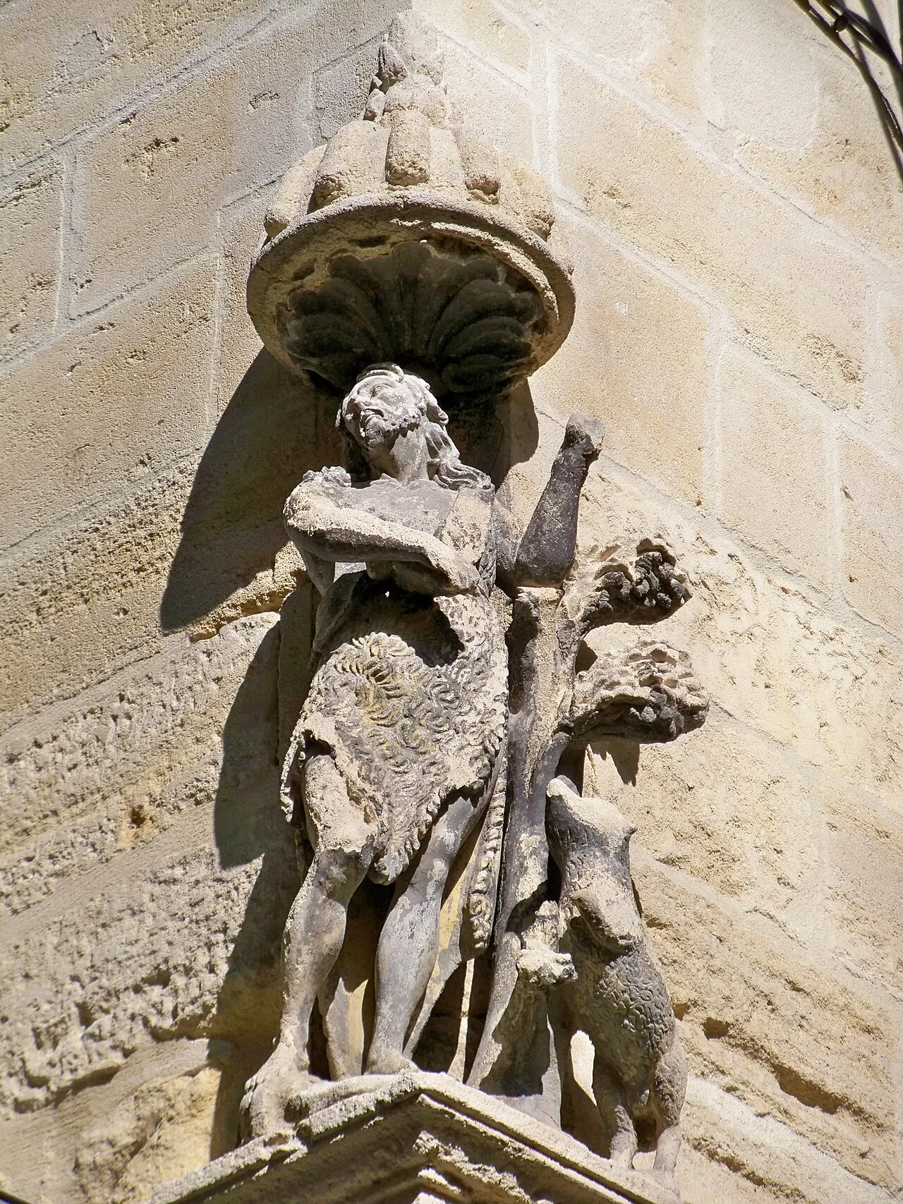 Niche avec statue