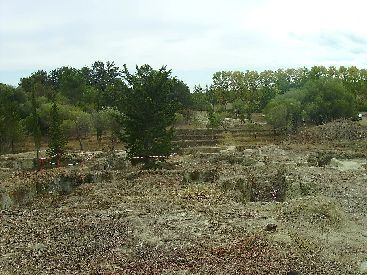 Vestiges de la nécropole préromaine et villa romaine