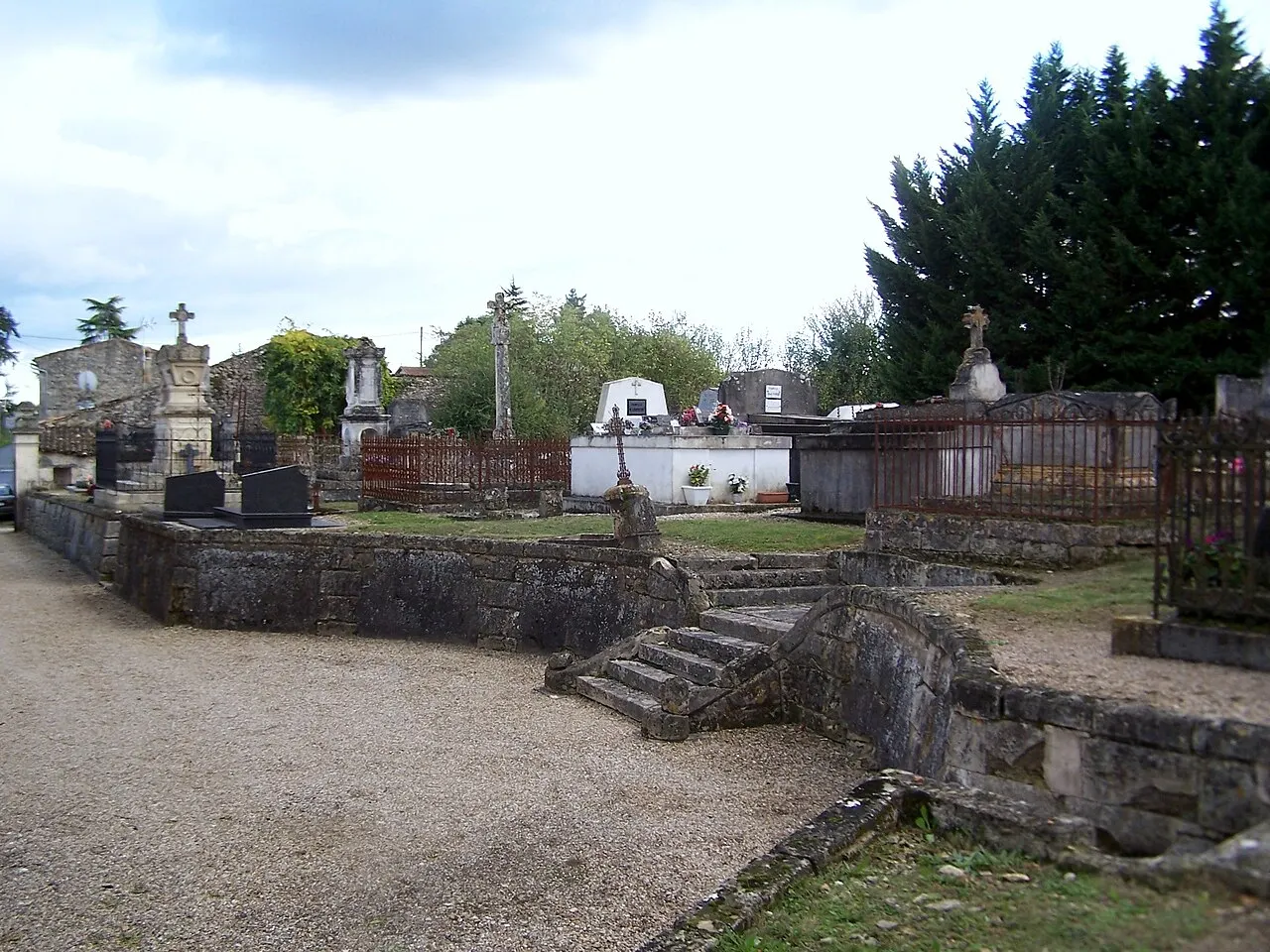 Cimetière attenant à l’église Saint-Vivien