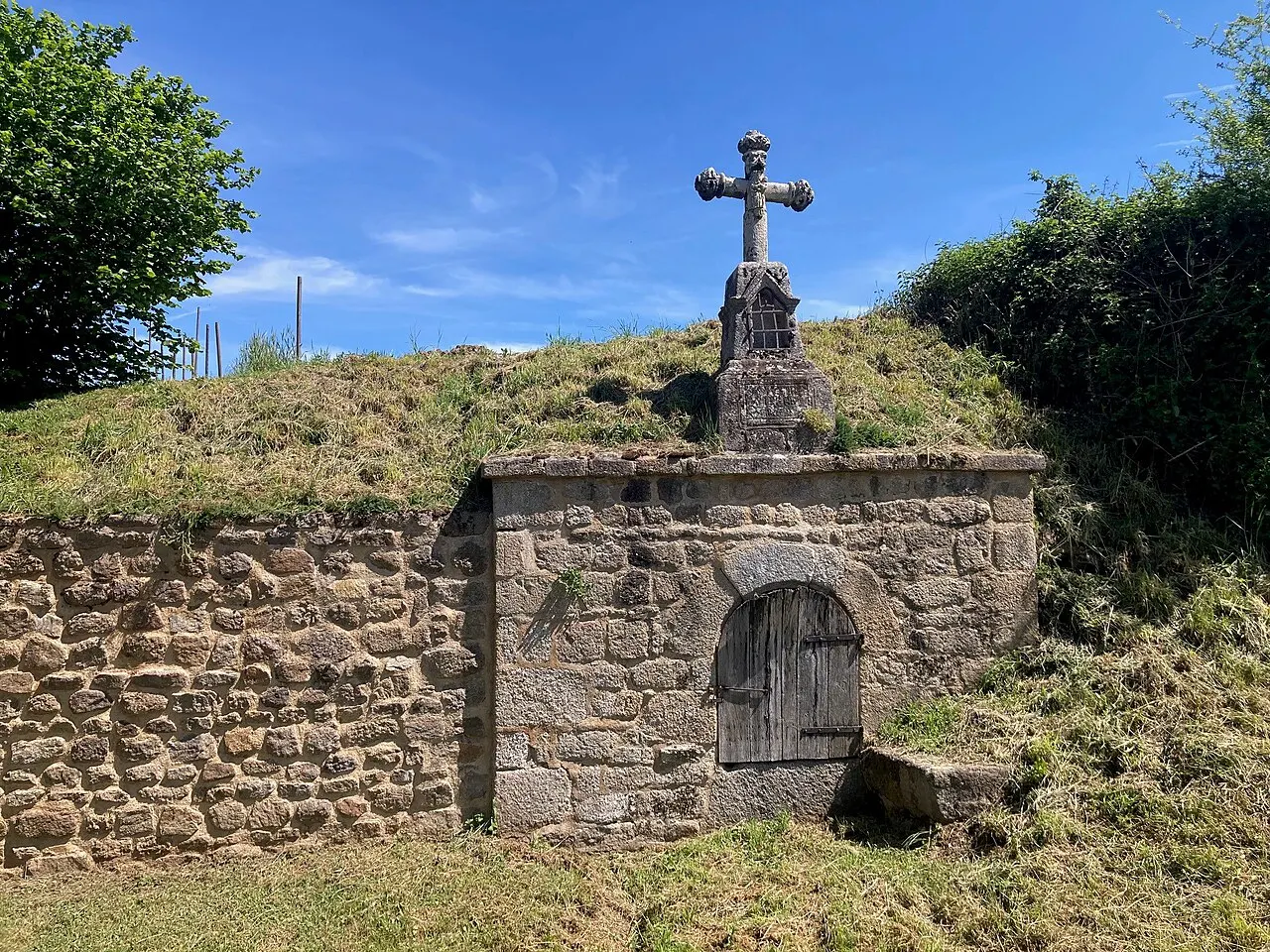 Tête de croix du 16e siècle placée sur une fontaine