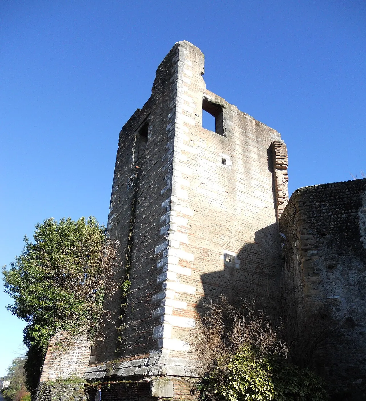 Restes de la tour de l’Esquirette
