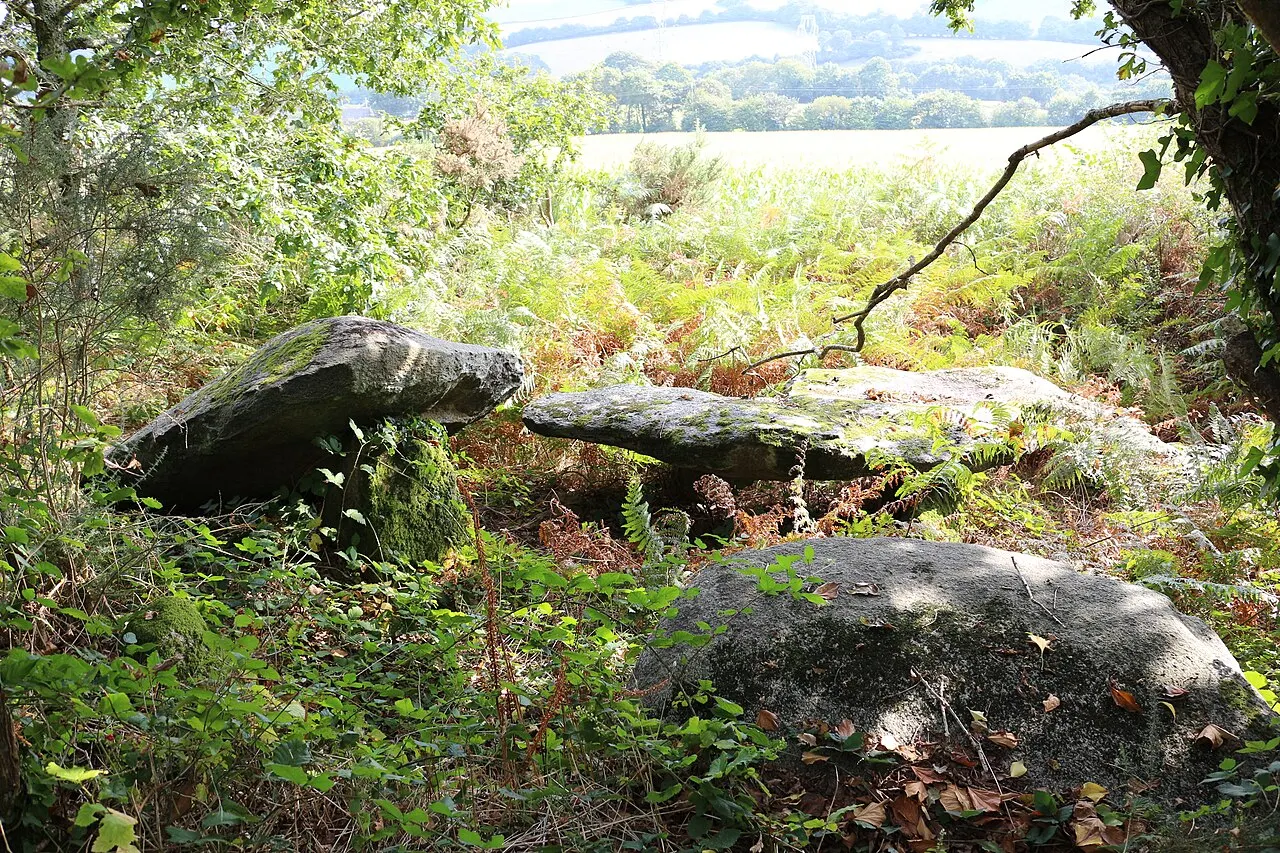 Cairn mégalithique avec dolmens