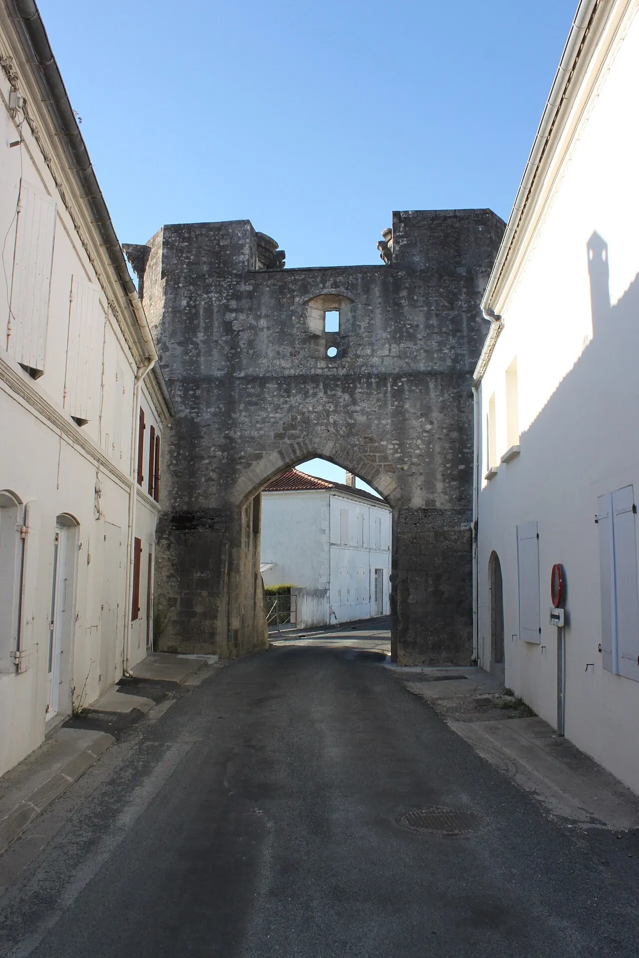 La porte de ville dite « Porte Saint-Pierre »