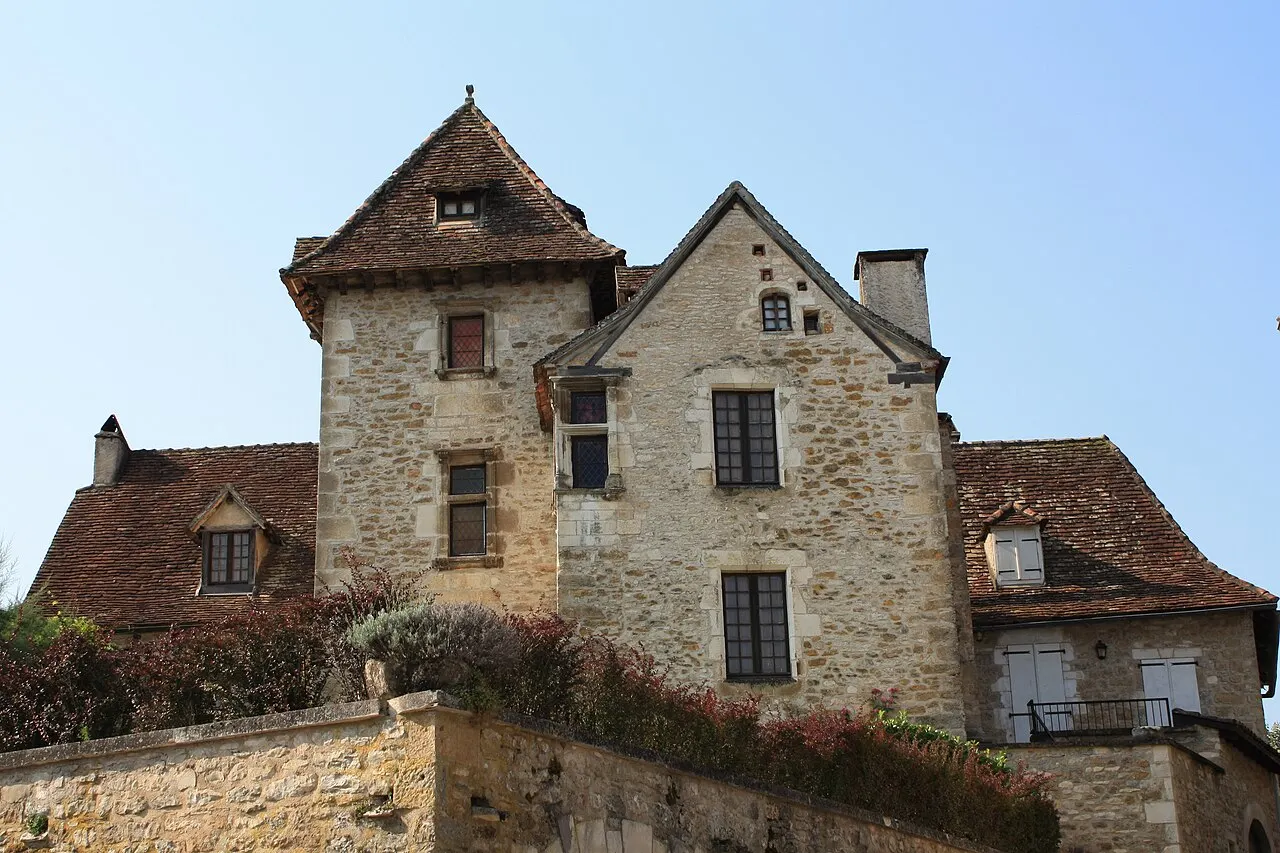 Maison contiguë à la porte fortifiée du château (ancien prieuré)