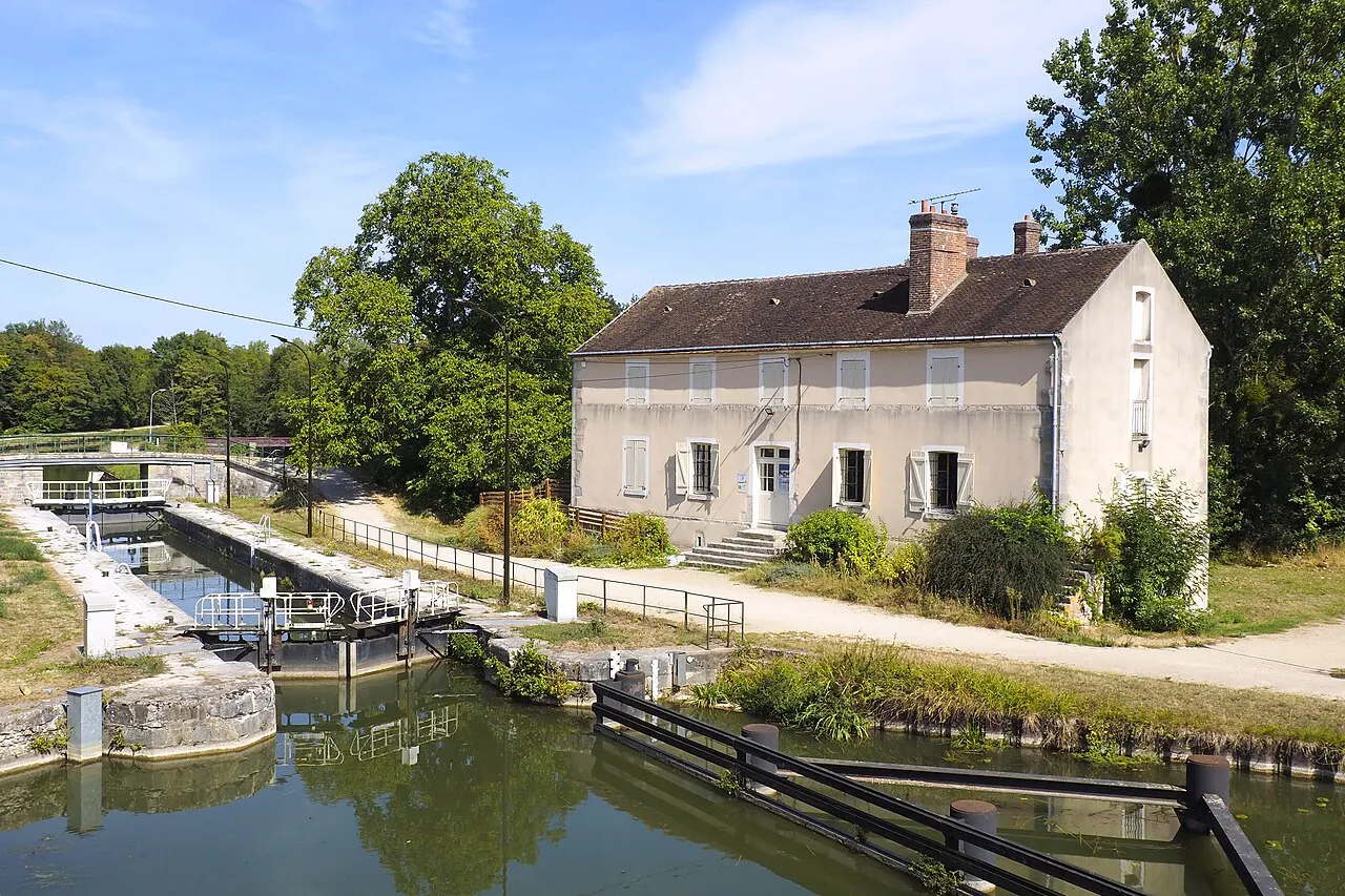 Site d’écluse et point de jonction des trois canaux de Briare, d’Orléans et du Loing, situés à Buges