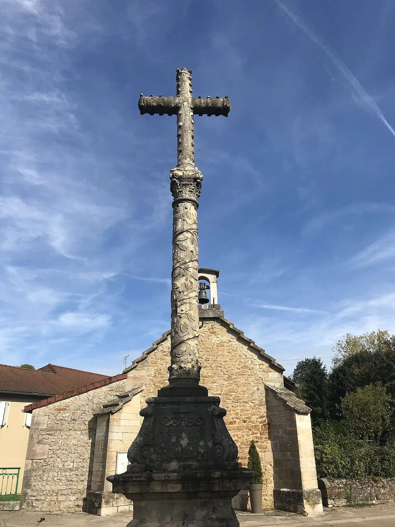 Croix de pierre datée 1687