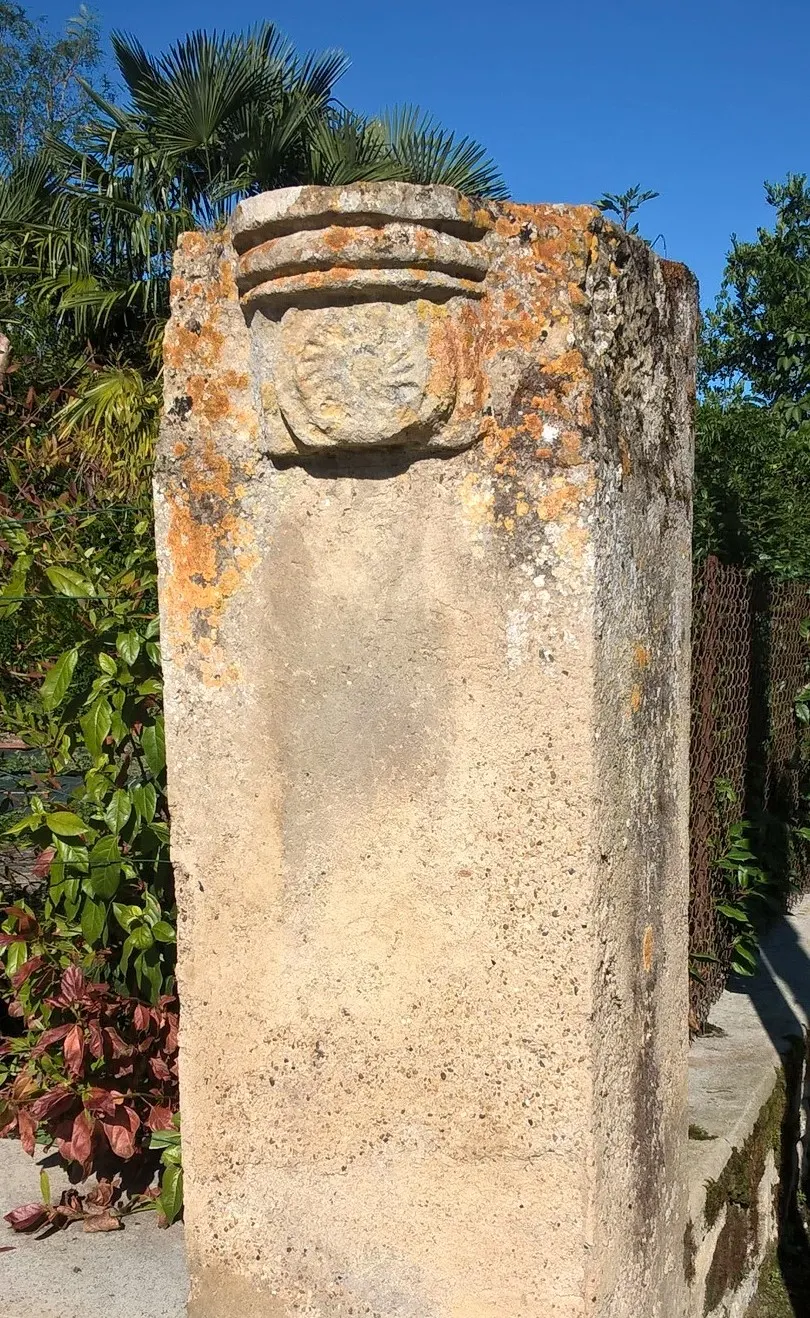 Borne avec chrisme sculpté