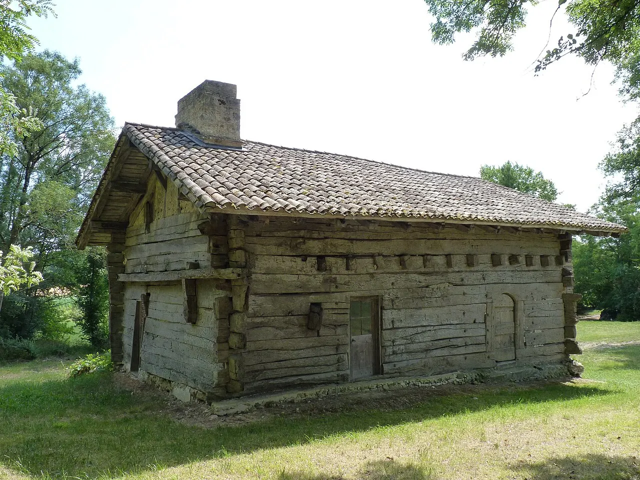 Maison à empilage de planches de Jouandis