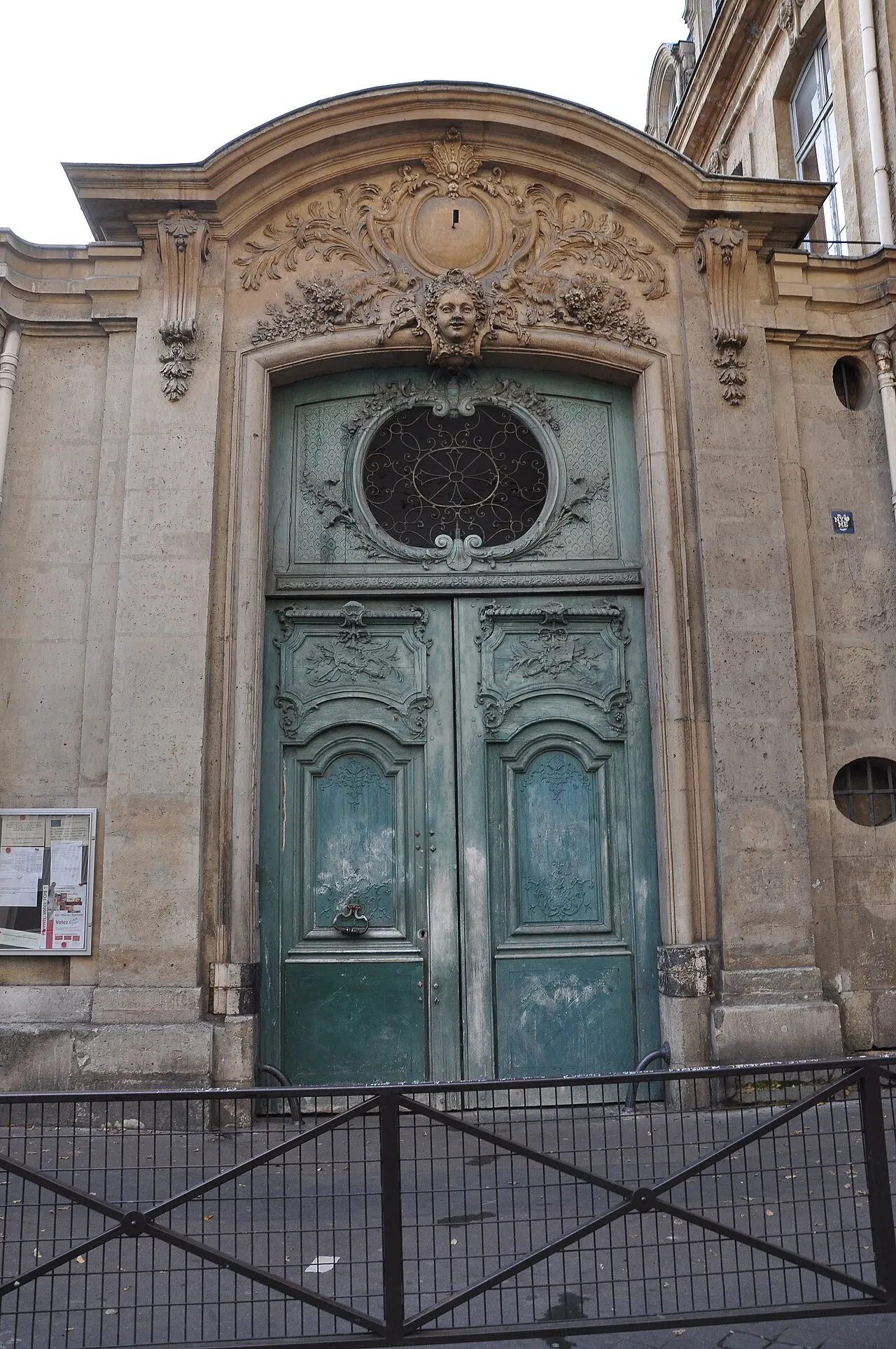 Collège Pierre-Jean-de-Béranger et immeuble contigü