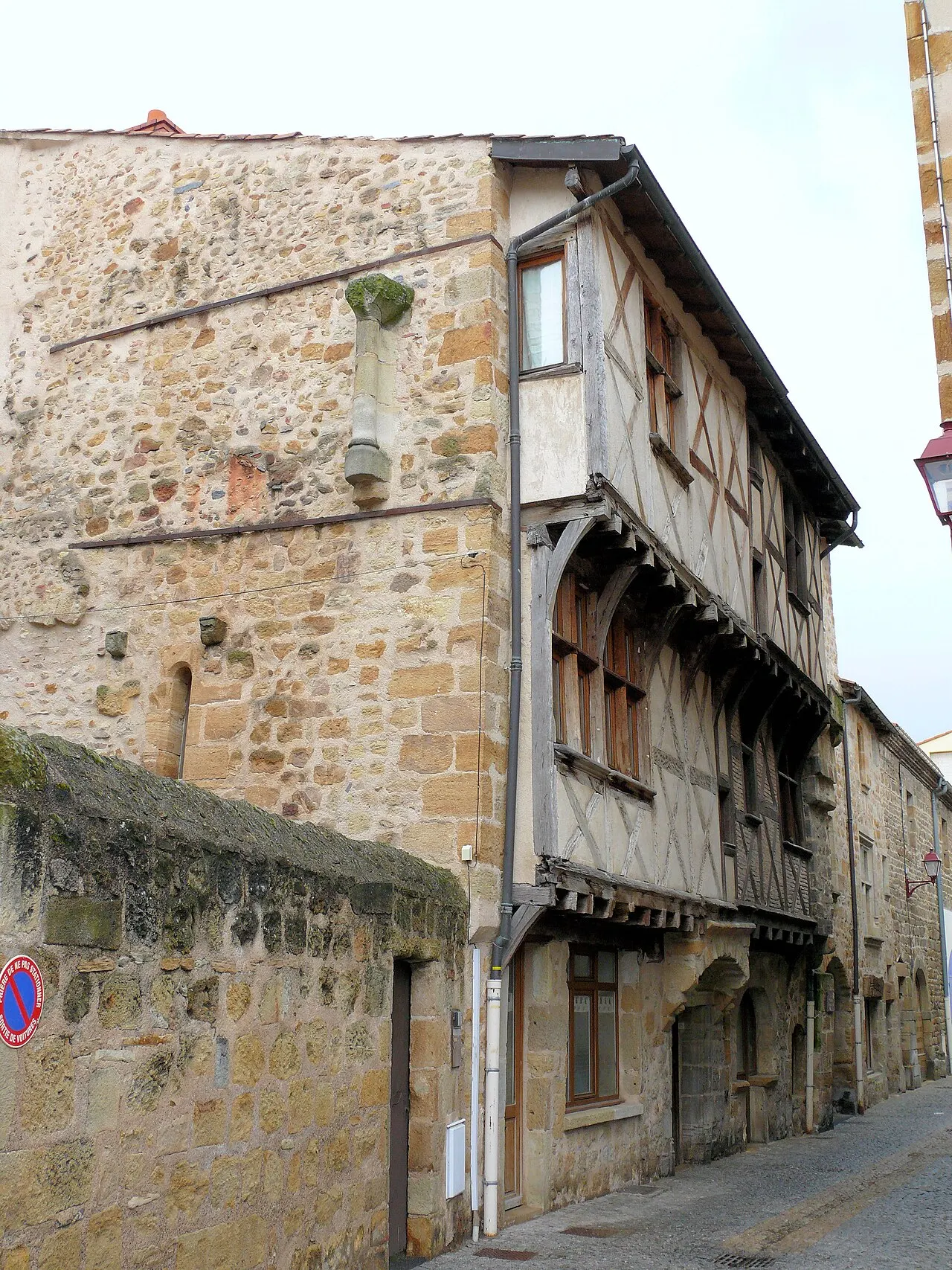 Maison en pans de bois, au nord-ouest de la place du Vieux-Marché