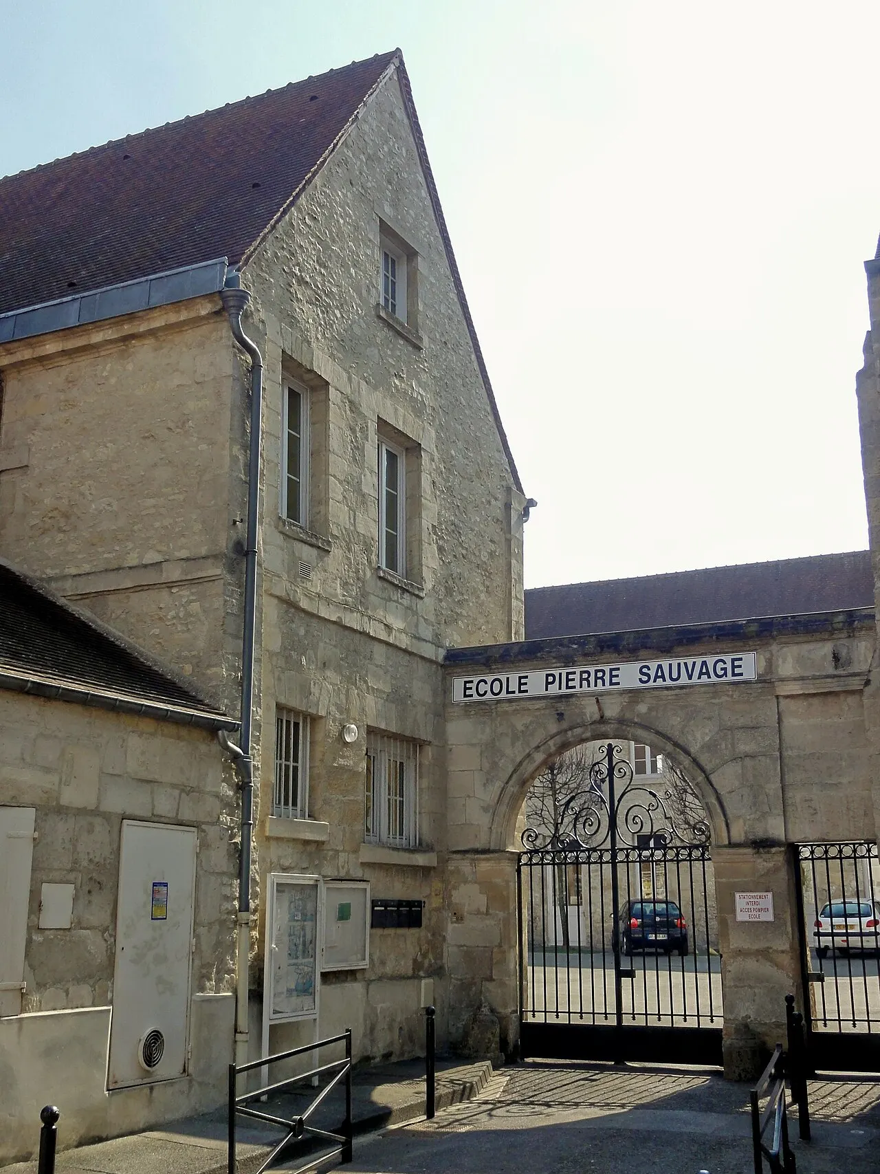 Ancien couvent des Minimes, devenu École des Frères des Ecoles chrétiennes, actuelle École Pierre Sauvage