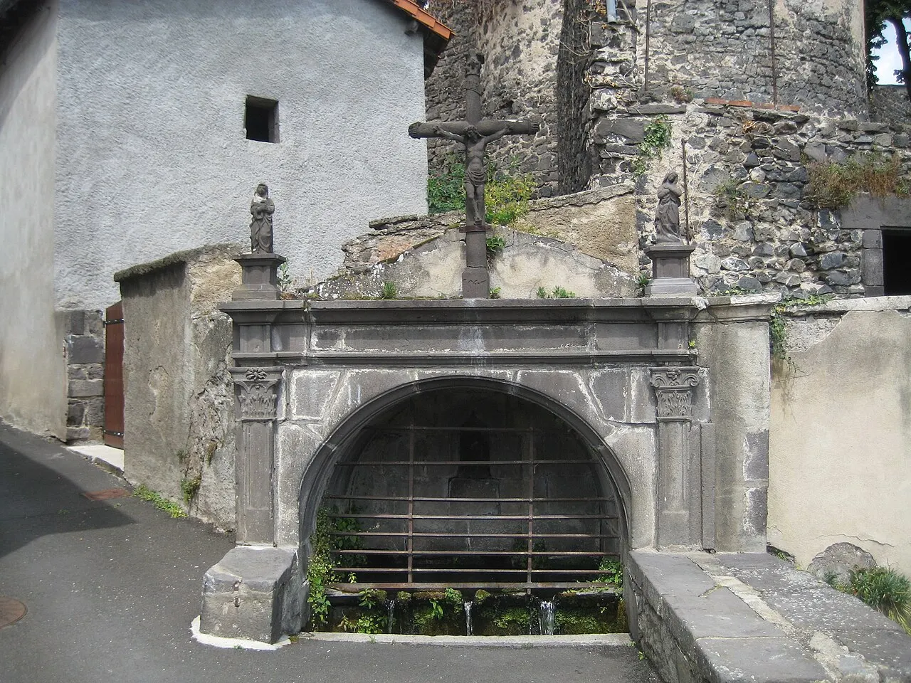Fontaine voisine de la vieille tour