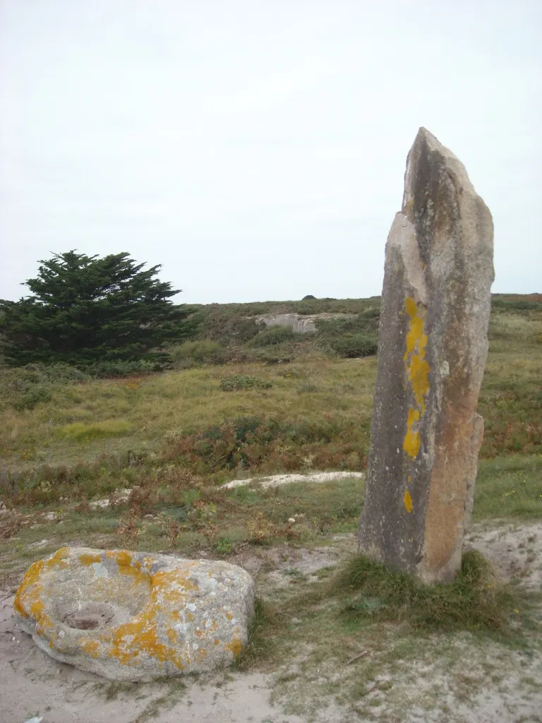 Dolmen de la Croix et menhir de la Vierge