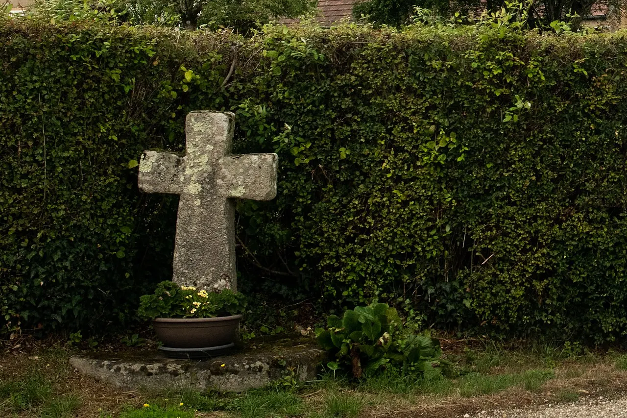 Croix Patée Est de Frasne-les-Meulières