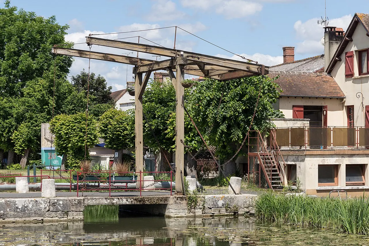 Pont-levis en bois franchissant le canal de Berry