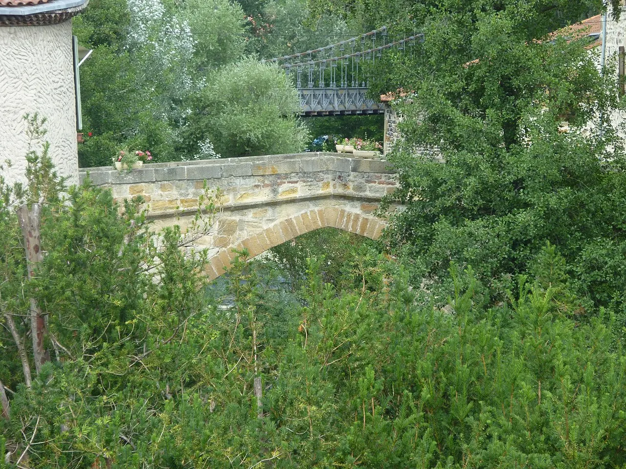 Vieux pont du 14e siècle sur la Couze