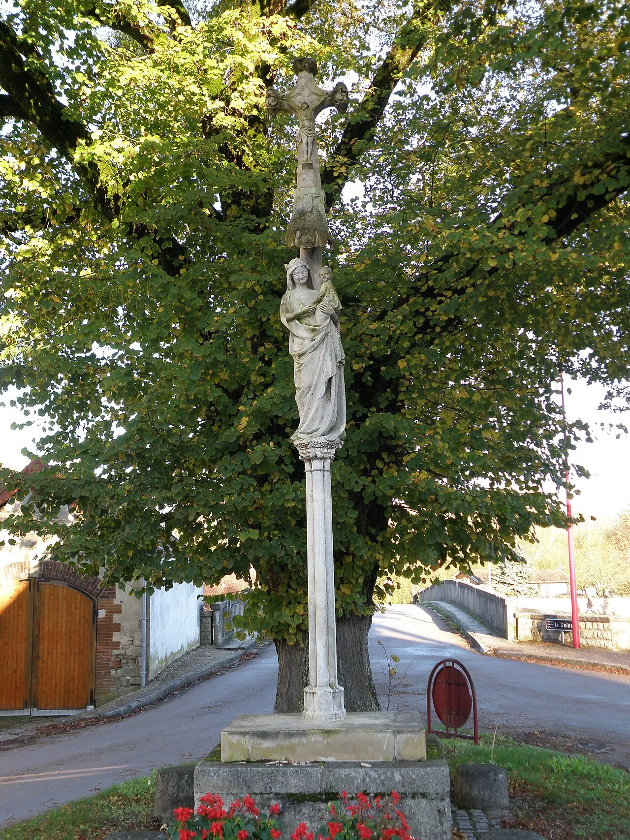 Croix de carrefour, à l’extrémité du pont